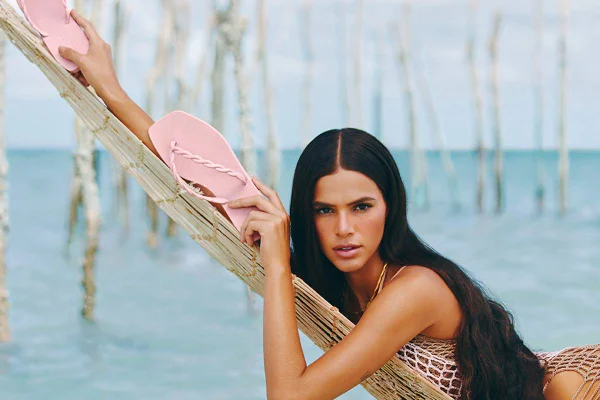 Bruna Marquezine na campanha Inverno 21 da linha BriZZa, da Arezzo