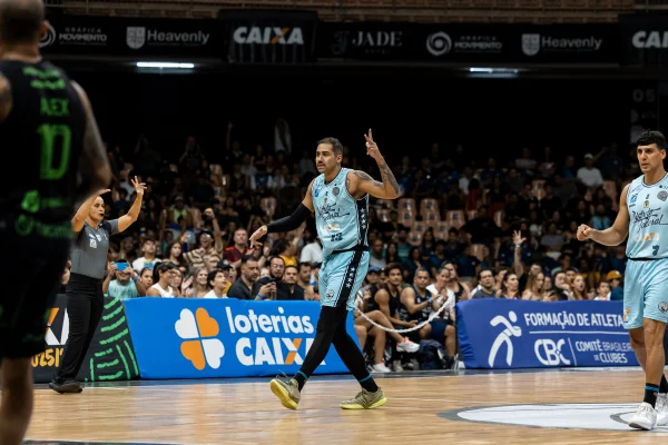 Foto colorida do time do Brasília Basquete - Metrópoles