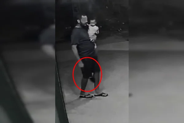 Homem ameaça bebê com machado e o arremessa no chão ao ser preso