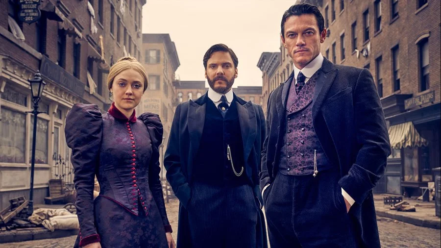 Estrelada por Daniel Brühl, Luke Evans e Dakota Fanning, a história de <b>The Alienist</b>, passada em 1896, conta como três improváveis investigadores se envolveram no mistério do desaparecimento de crianças prostituídas Estrelada por Daniel Brühl, Luke Evans e Dakota Fanning, a história de <b>The Alienist</b>, passada em 1896, conta como três improváveis investigadores se envolveram no mistério do desaparecimento de crianças prostituídas