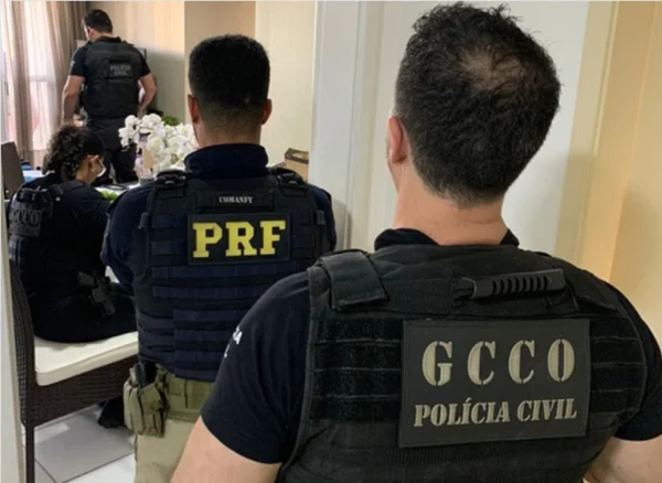 Foto colorida de agentes policiais durante operação contra o CV - Metrópoles
