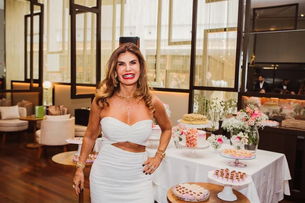 Roberta Garcia celebra aniversário rodeada de pessoas queridas