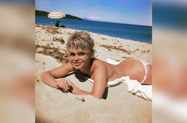 imagem colorida brigitte bardot praia 1960