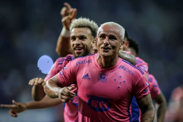Em clima de festa pelo título da Série B, Cruzeiro empata com o Ituano