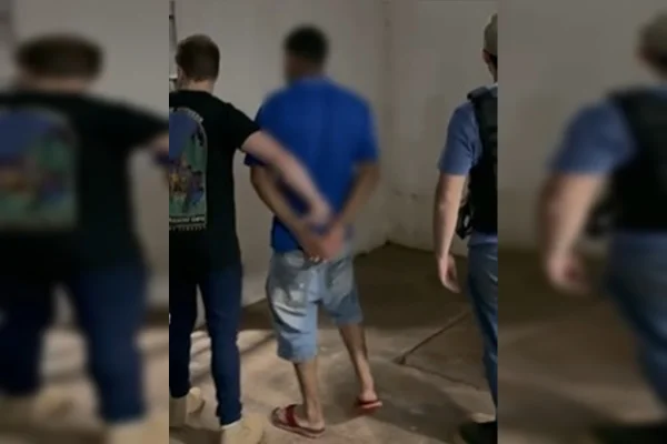 Homem tenta matar ex a facadas após encontrá-la em bar. Vídeo