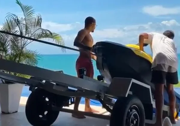 Ítalo Ferreira coloca o jet ski na piscina
