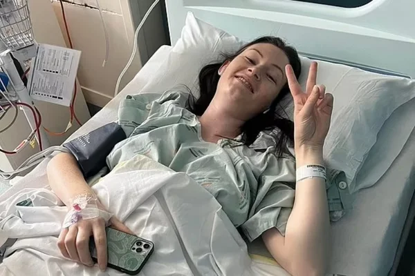 Imagem representativa de mulher em tratamento de câncer deitada em cama de hospital - Metrópoles