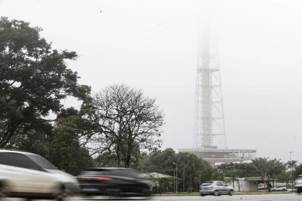Céu de Brasília amanhece coberto por forte neblina nesta segunda-feira