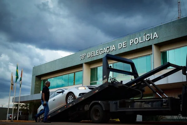 Carros de suspeito de matar Noélia são levados para perícia