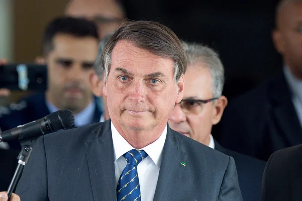 Bolsonaro suspende negociação sobre subsídio de energia a igrejas
