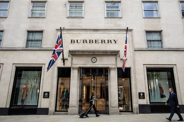 Burberry queima R$ 141 milhões em peças de luxo