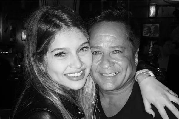 Leonardo faz show e emociona sobrinha, filha de Leandro, em formatura