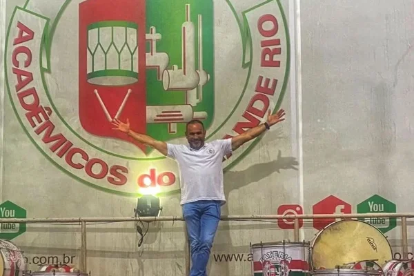 Hugo Gross posa na quadra da Grande Rio - Metrópoles