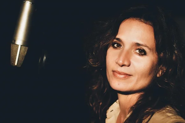 Namorada de Ana Carolina, Chiara Civello, posta foto de topless