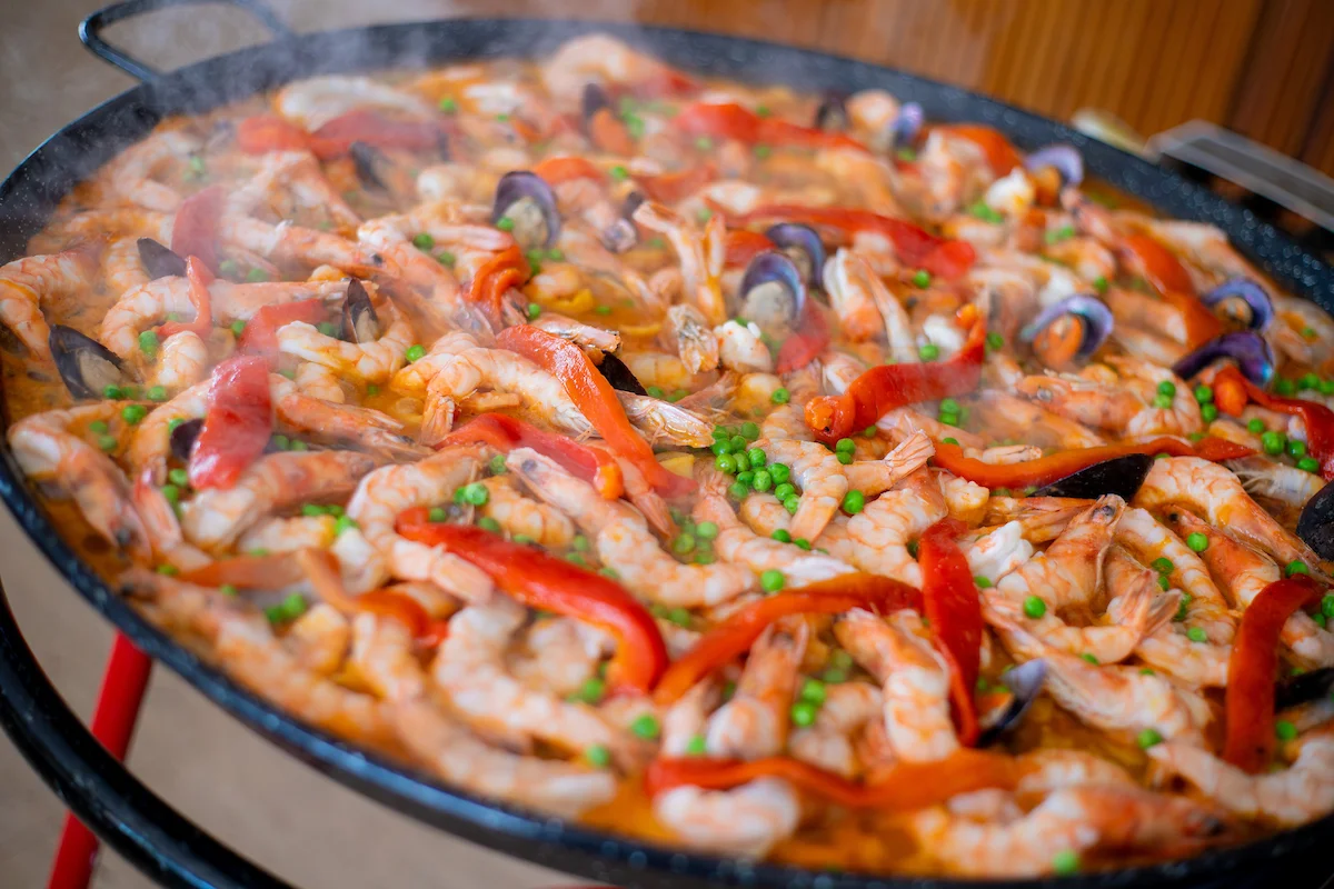 Paella marinera, um tributo à culinária espanhola que tanto encanta a aniversariante Paella marinera, um tributo à culinária espanhola que tanto encanta a aniversariante