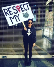 Kittens se preocupa com os direitos femininos: ela participou da Women’s March no começo do ano e dá aulas gratuitas de DJ para mulheres
