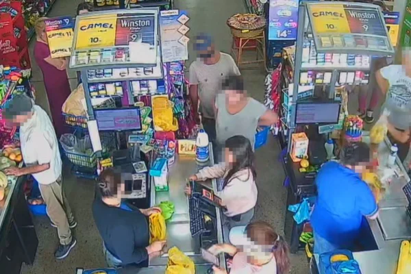 Imagem colorida,Homem persegue crianças no supermercado - Metrópoles