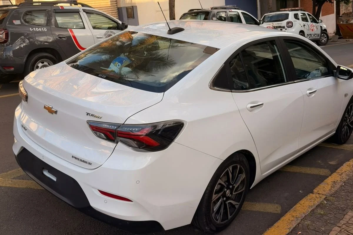 Veículo conduzido pelos presos, sem placas Veículo conduzido pelos presos, sem placas