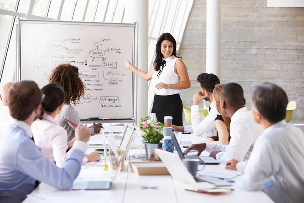 Com mulheres, empresas têm 15% mais lucro. Mas como mantê-las?