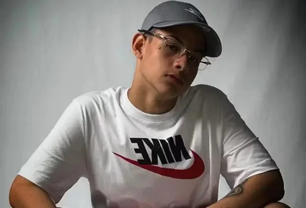 adolescente de óculos e boné