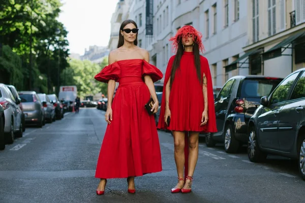 Vermelho foi a cor quente do street style na Semana de Alta-Costura