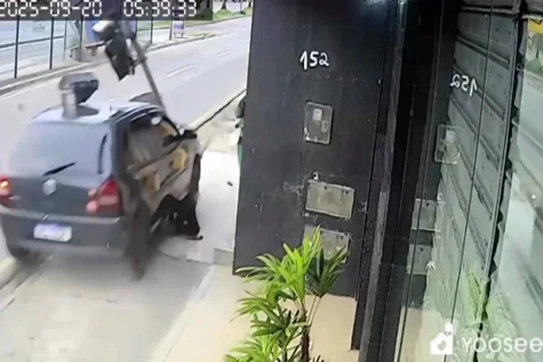 Imagem colorida mostra o momento em que um homem quase é atropleado em SE - Metrópoles