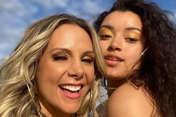 Filha de Carla Perez faz pose em foto e leva “bronca” do pai, Xanddy