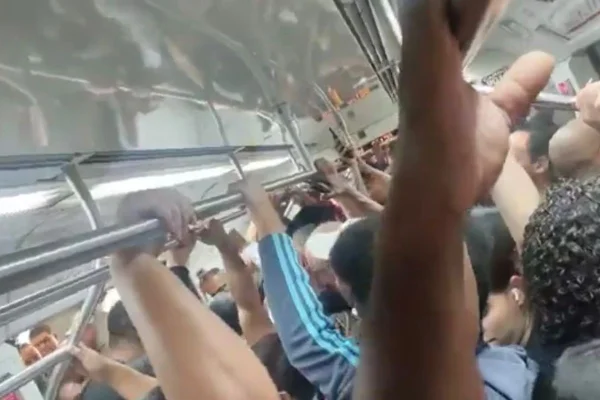 Imagens coloridas mostram vagão de trem da CPTM lotado