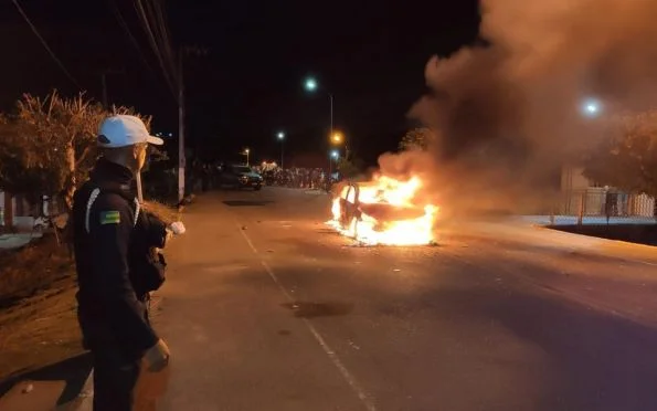 Grupo queima carro e tenta linchar motorista após atropelamento em SE