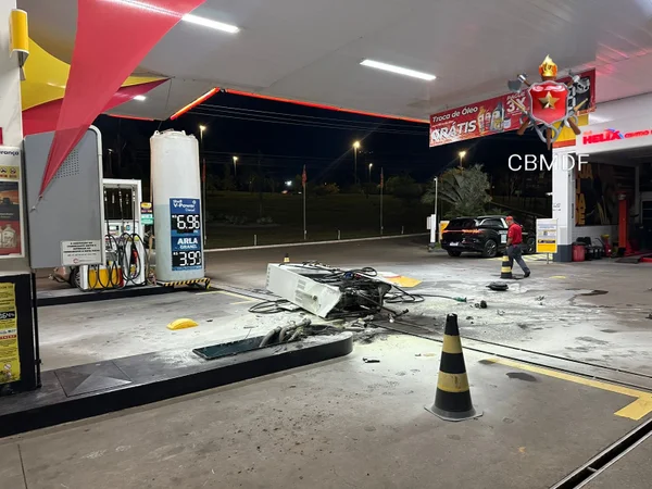 Motorista colide carro contra bomba de abastecimento e foge de posto no DF