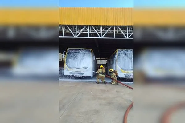 Bombeiros fazendo simulação