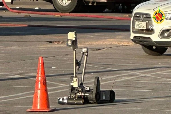 Foto colorida de equipamento perto de bomba