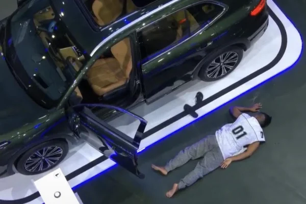 Leandro Boneco implora ajuda da produção do BBB 26 deitado no chão