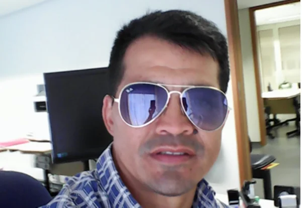 homem de óculos escuros