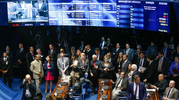 Delcídio do Amaral tem o mandato cassado