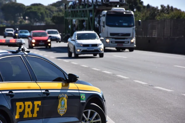 Acidente entre van e caminhonete deixa ao menos seis mortos na Paraíba