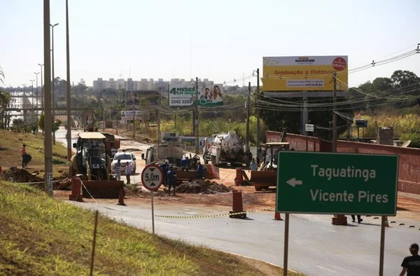 Adutora da Caesb se rompe, alaga casas e complica trânsito no DF