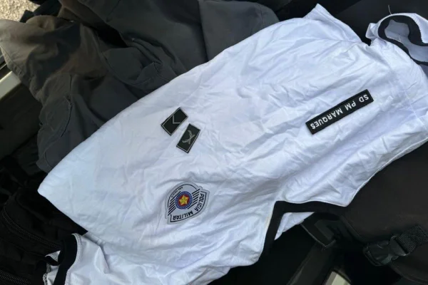 Imagem colorida mostra uniforme da PM apreendido com homem que se vestia como policial para fazer posts nas redes sociais - Metrópoles