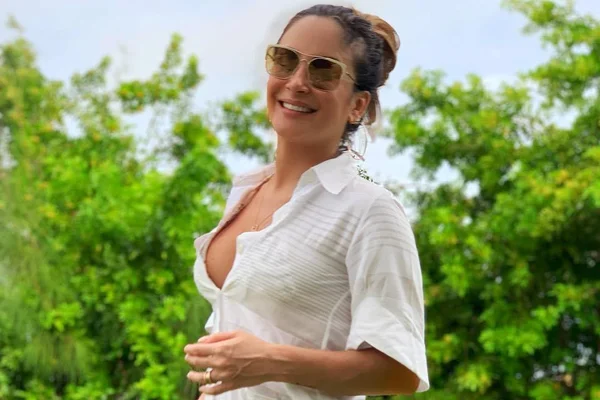 Claudia Leitte impressiona fãs ao mostrar barrigão de grávida