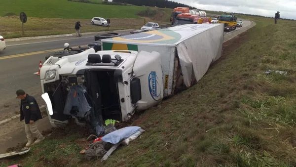Foto colorida de carreta tombada na BR-116, em SC