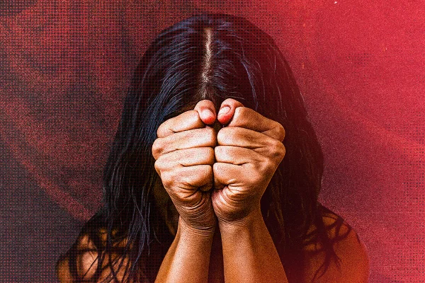 Imagens coloridas mostram mulher com as mãos fechadas, encobrindo o rosto, em alusão à violência doméstica e tráfico de mulheres
