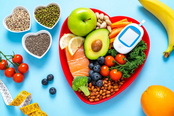 Foto colorida - Alimentos saudáveis, como salmão, abacate, brócolis