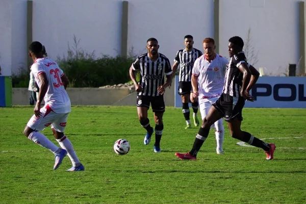 Jogadores de Treze e América de Natal disputam a bola na Série D