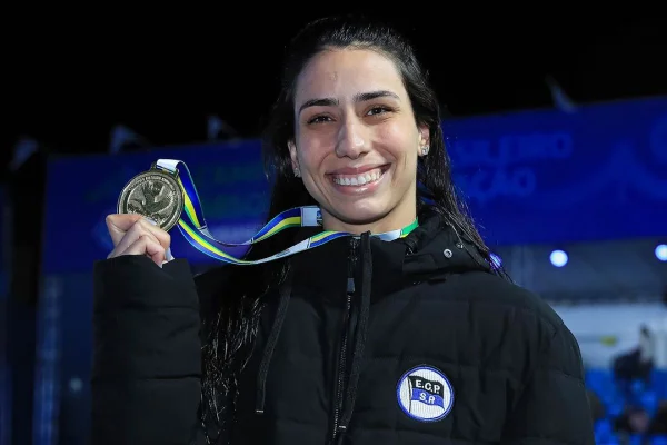 Expulsa das Olimpíadas, nadadora conquista ouro no Troféu José Finkel