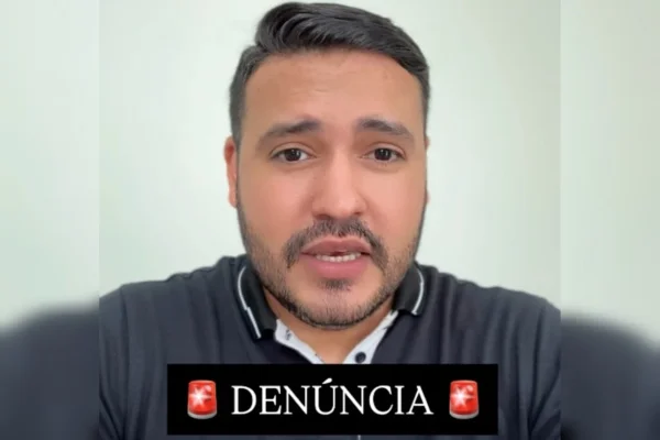 imagem colorida de padre denuncia golpe após comprar túnicas pela internet