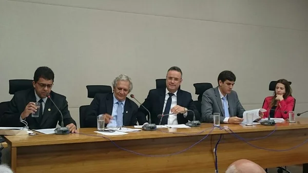 Deputados distritais entregam carta de recomendação para transporte do DF, mas Ricardo Vale diz que documento não tem relevância