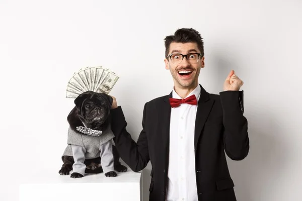 Homem com cachorro e dinheiro na mão