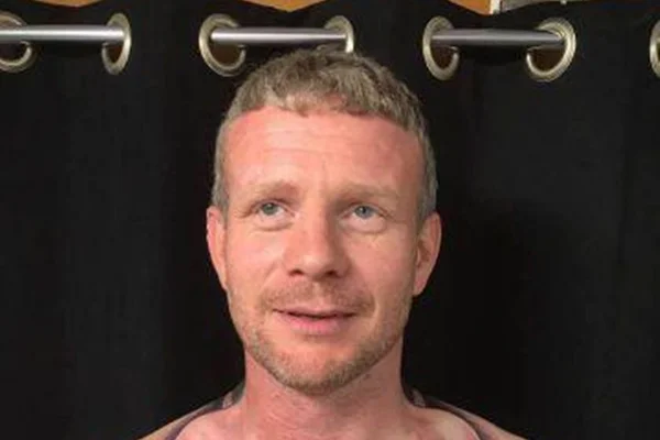 Homem faz tatuagem inusitada e imagem viraliza na internet