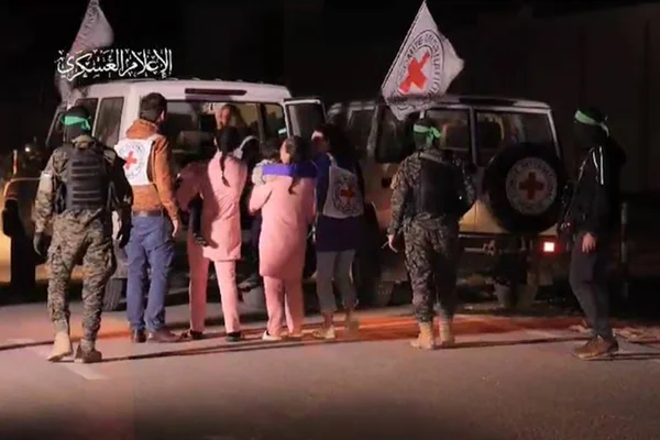 Imagem colorida mostra trecho de vídeo divulgado pelo Hamas em que aparecem mais reféns libertados pelo Hamas - Metrópoles