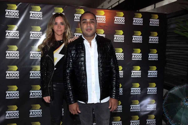 Foto Cris Arcangeli e Gilson Rodrigues em frente a um backdrop